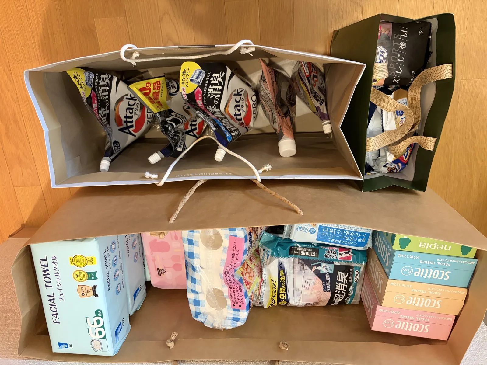 用途別に仕分けしたショップバッグ。ペーパー系・洗剤系を種類ごとにまとめた